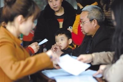 昨日，家長為服用藥品的幼兒登記參加體檢。西安兩所幼兒園長期給園內(nèi)幼兒集體服用“病毒靈”。