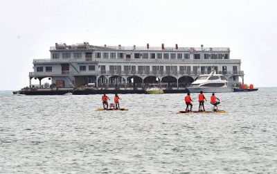 位于三亞市大東海附近海域的海上會(huì)所3月22日攝。新華社發(fā)