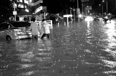3月30日晚，深圳市區(qū)不少地段因暴雨積水，導(dǎo)致一些車輛在水中熄火。