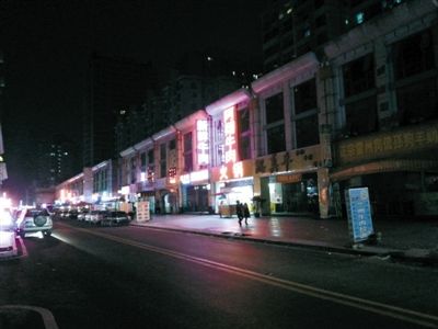 3月11日，掃黃后晚上8點(diǎn)天鵝湖路冷清的街道。以前，這里都是人和車輛，街邊站滿了小姐。新京報(bào)記者 林野 攝