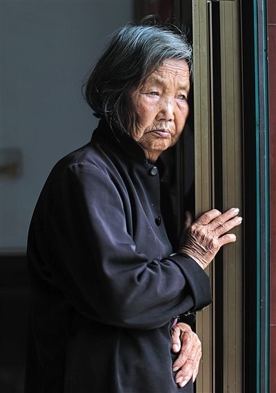 為了能“睡棺木”土葬，潘秀英四次喝農藥自殺，后被搶救過來。