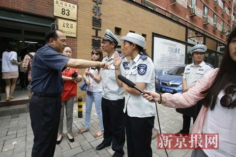 市環(huán)保局和東城區(qū)環(huán)保局聯(lián)合出動，再次檢查國家文物局食堂環(huán)境污染問題，在門口受阻。新京報記者 高瑋 攝