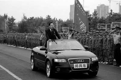 安徽新華學(xué)院院長(zhǎng)乘敞篷車(chē)“閱兵”場(chǎng)面。網(wǎng)絡(luò)截圖