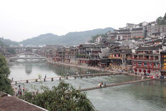 鳳凰古城以被吐槽七次高居最想吐槽榜榜首，而這七次吐槽全部來自在鳳凰古城隨機(jī)采訪的10名游客中。
