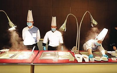 　工作人員在餐廳忙碌。（網(wǎng)絡(luò)圖片）