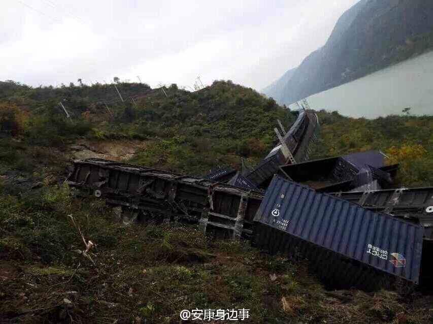 襄渝鐵路旬陽至棕溪上行線發(fā)生山體塌方，致使75228次貨物列車8節(jié)車廂脫線。圖片來源于網(wǎng)絡(luò)
