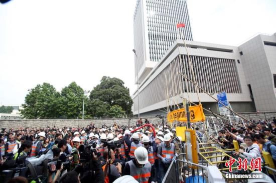 12月11日上午，香港非法“占領區(qū)”清除障礙物。