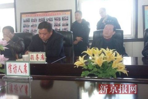 訪民代表與縣領(lǐng)導(dǎo)開會協(xié)商時，副縣長頭靠椅背睡著10分鐘左右。受訪對象供圖
