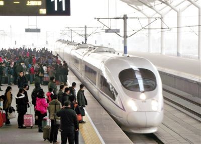　2014年1月3日，江蘇徐州，旅客在等候乘坐京滬高鐵和諧號(hào)動(dòng)車組列車。圖/CFP