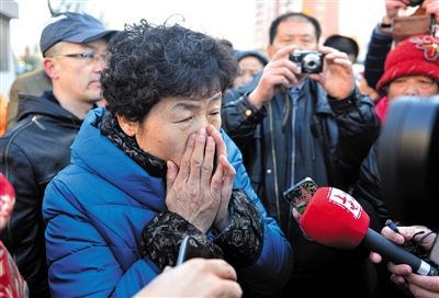 2月9日，呼格吉勒?qǐng)D的母親尚愛云在旁聽趙志紅案后，接受媒體采訪時(shí)落淚。新華社記者 任軍川 攝