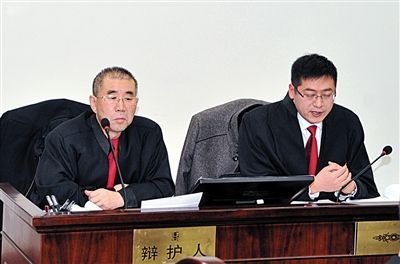 1月5日，呼市中院審理趙志紅案。律師謝飛（左）和張瑞軍（右）出庭為趙志紅辯護(hù)。