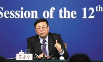 昨日，十二屆全國(guó)人大三次會(huì)議新聞中心，環(huán)保部部長(zhǎng)陳吉寧回答中外記者提問(wèn)。新京報(bào)記者 陳杰 攝