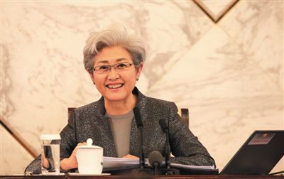 3月4日，十二屆全國(guó)人大三次會(huì)議在人民大會(huì)堂舉行新聞發(fā)布會(huì)，大會(huì)發(fā)言人傅瑩回答中外記者的提問(wèn)。