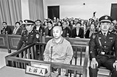 4月14日，趙志紅（前中）在庭審現(xiàn)場 供圖/新華社