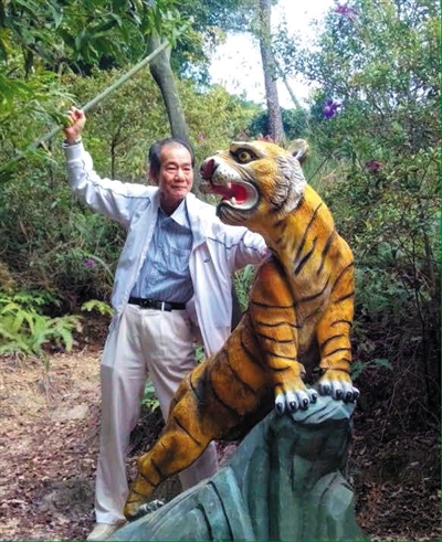 2015年1月10日，區(qū)少坤到廣東肇慶九龍湖游玩，拍攝打虎圖。