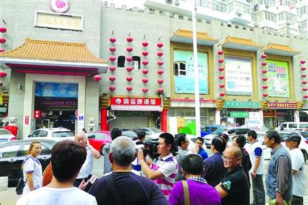 青島宰客海鮮店成“景點(diǎn)”，游人“參觀”拍照。