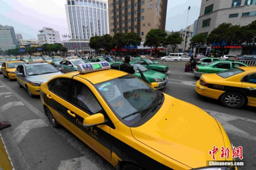 1月17日，福州華榕出租車公司期下的出租車在街頭候客。