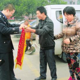 何姜姜的父母給民警送錦旗。