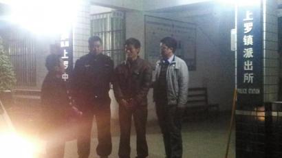 王強(qiáng)被抓獲歸案,右二為犯罪嫌疑人。