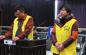 12月10日，衡陽市中級(jí)人民法院，顧湘陵（左）和妻子吳利君當(dāng)庭接受庭審。圖/通訊員李建輝