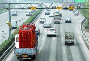 內(nèi)環(huán)高速連應(yīng)急車(chē)道也被社會(huì)車(chē)輛占用著，3月嬰兒最后病重離世