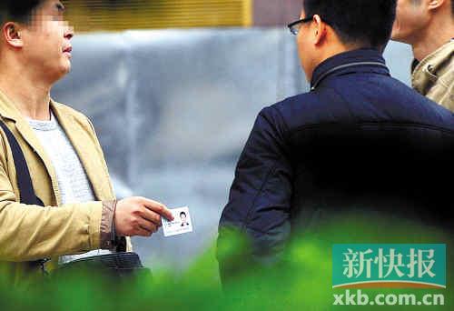 在進行了近半個月暗訪調(diào)查中，有證販子告訴記者稱，二代身份證買賣已形成產(chǎn)業(yè)鏈，不僅貨源穩(wěn)定，生意也是相當(dāng)紅火?！稣褟V場附近，一名男子正向記者兜售二代身份證。