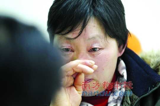 　　聽聞判決結(jié)果，被害人母親楊書會控制不住眼淚。南都記者徐文閣攝