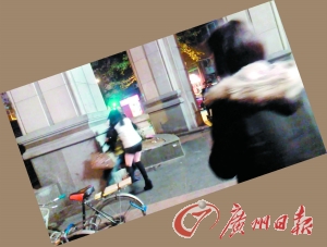 踢落剪刀后欲抱住黑衣女。