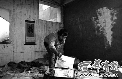 　西安市解放路與東大街十字西北角的一棟待拆遷的樓房中，陳露山整理自己每天看的報紙