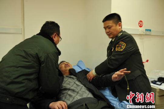 被“黑車”頂跑近5公里的執(zhí)法隊員周應(yīng)鑄被送至醫(yī)院急救?！￠Z成全　攝