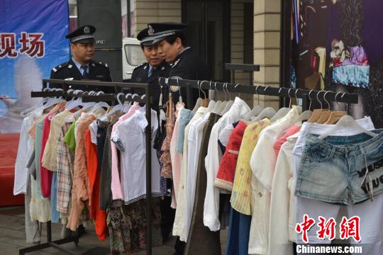 警方展示的部分被盜服裝。　宋立超　攝