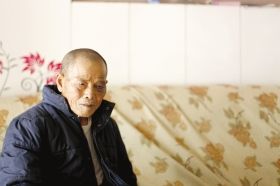 4月15日，劉爹爹的一只眼睛上有明顯的淤青。