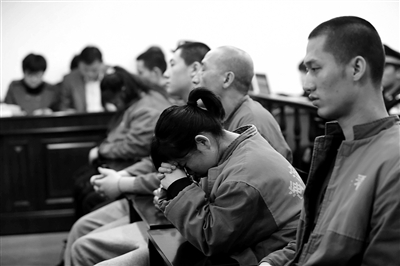 昨日，因涉嫌誘騙男網(wǎng)友進(jìn)行高額消費(fèi)，海淀區(qū)一咖啡廳負(fù)責(zé)人及“吧女”等14人受審。新京報(bào)記者 王貴彬 攝