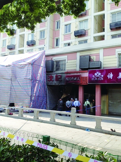 警方勘查事故現(xiàn)場。