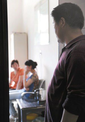 妻子在房?jī)?nèi)勸說女兒時(shí)，楊師傅守在門外