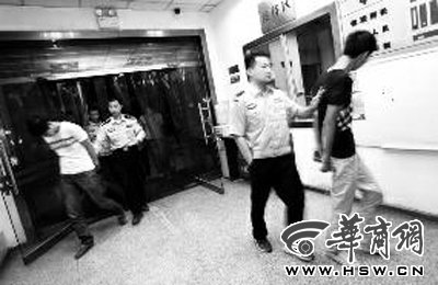 三人搶劫孕婦后，被警方和群眾合力抓獲 王警/攝
