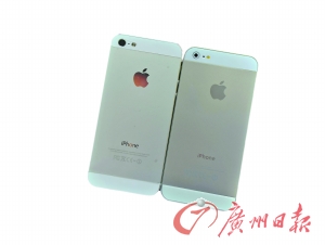 從背面看，真蘋果手機(jī)（左）的攝像頭要大一點(diǎn)，而且蘋果的Logo比較光亮，容易反光。