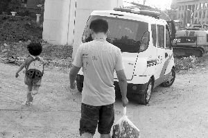 昨天，小豆被民警帶走，轉移到別處居住現(xiàn)代快報記者辛一攝