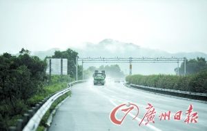 　當天事故發(fā)生的現(xiàn)場處于一個彎道，很多司機反映說來不及減速。