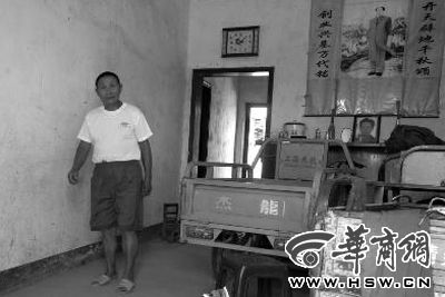 8月16日，在家中接受監(jiān)外執(zhí)行4年刑期的汪衛(wèi)國（化名）剛剛送走家訪的法官。