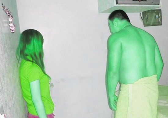 高雄黃姓男子(右)懷疑女友在“喇叭店”兼差，前往調(diào)查順便消費(fèi)時(shí)被警方逮個(gè)正著。(圖／東森新聞)