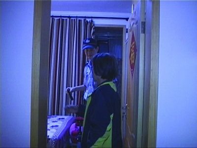 民警幫老人檢查沒(méi)發(fā)現(xiàn)有炸彈。