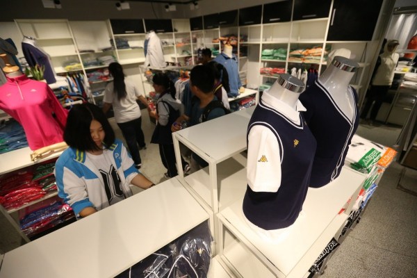 　9月12日，北京，十一學校在推出三大類、超過40款“最潮”校服，吸引學生搶購。