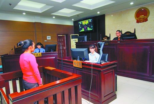   9月29日，萬州區(qū)人民法院，被告王桂娟（化名）在庭審現(xiàn)場。 重慶晨報記者 胡杰 實習生 黃敬坤 攝