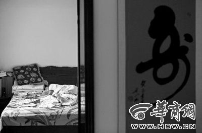 昨日，徐萬發(fā)躺在自家床上，鼻子插著氧氣管 記者張杰攝