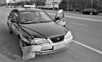 昨日，朝陽區(qū)林萃路，因連撞“克隆”車，的哥劉師傅的車輛受損送修。新京報記者 黃月 攝