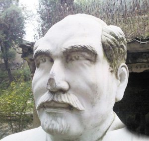 小廟前成了“塌塌鼻”的白求恩雕像。
