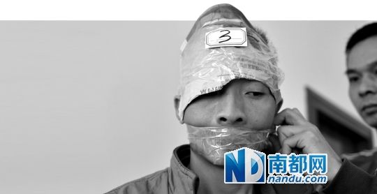 為了防止犯罪嫌疑人串供，民警用膠帶將犯罪嫌疑人的嘴封住。