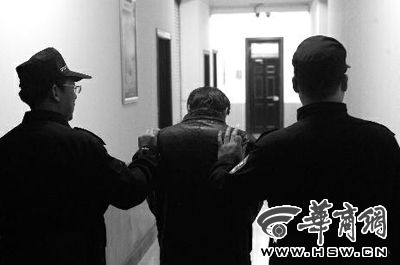 　昨日，西安市長(zhǎng)延堡派出所，砍傷醫(yī)生的插隊(duì)患者已被警方控制 本報(bào)記者 張喆 攝
