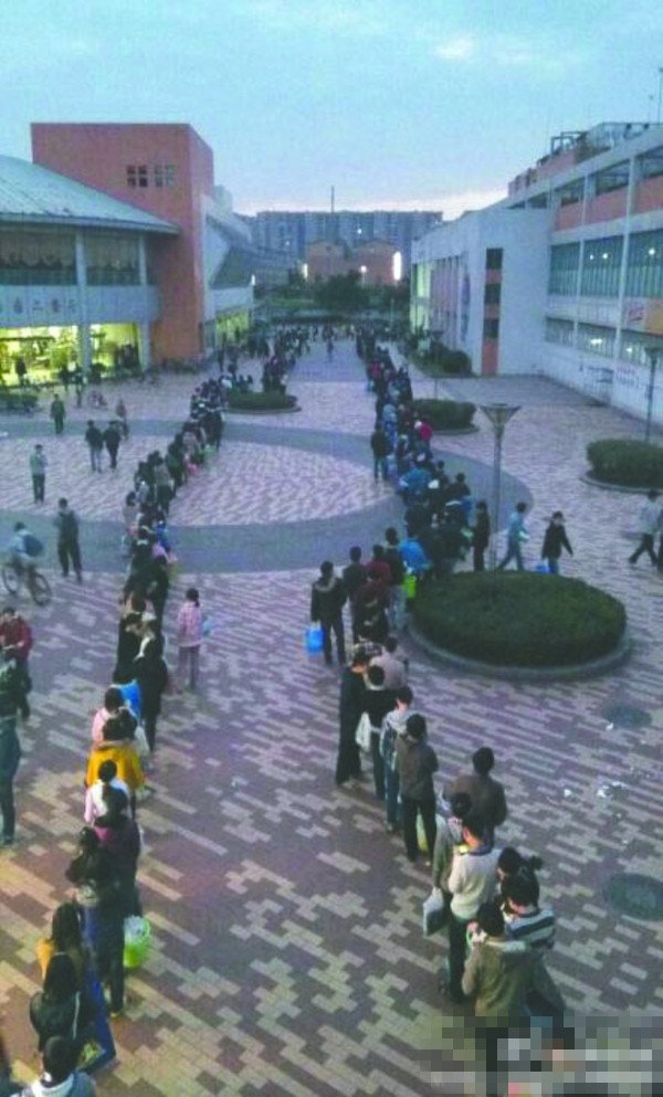 24日傍晚，川大江安校區(qū)浴室前排隊(duì)“盛況”